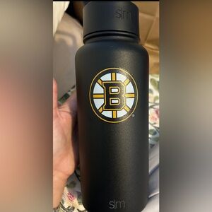 NHL Bruins 32 oz Quencher water bottle